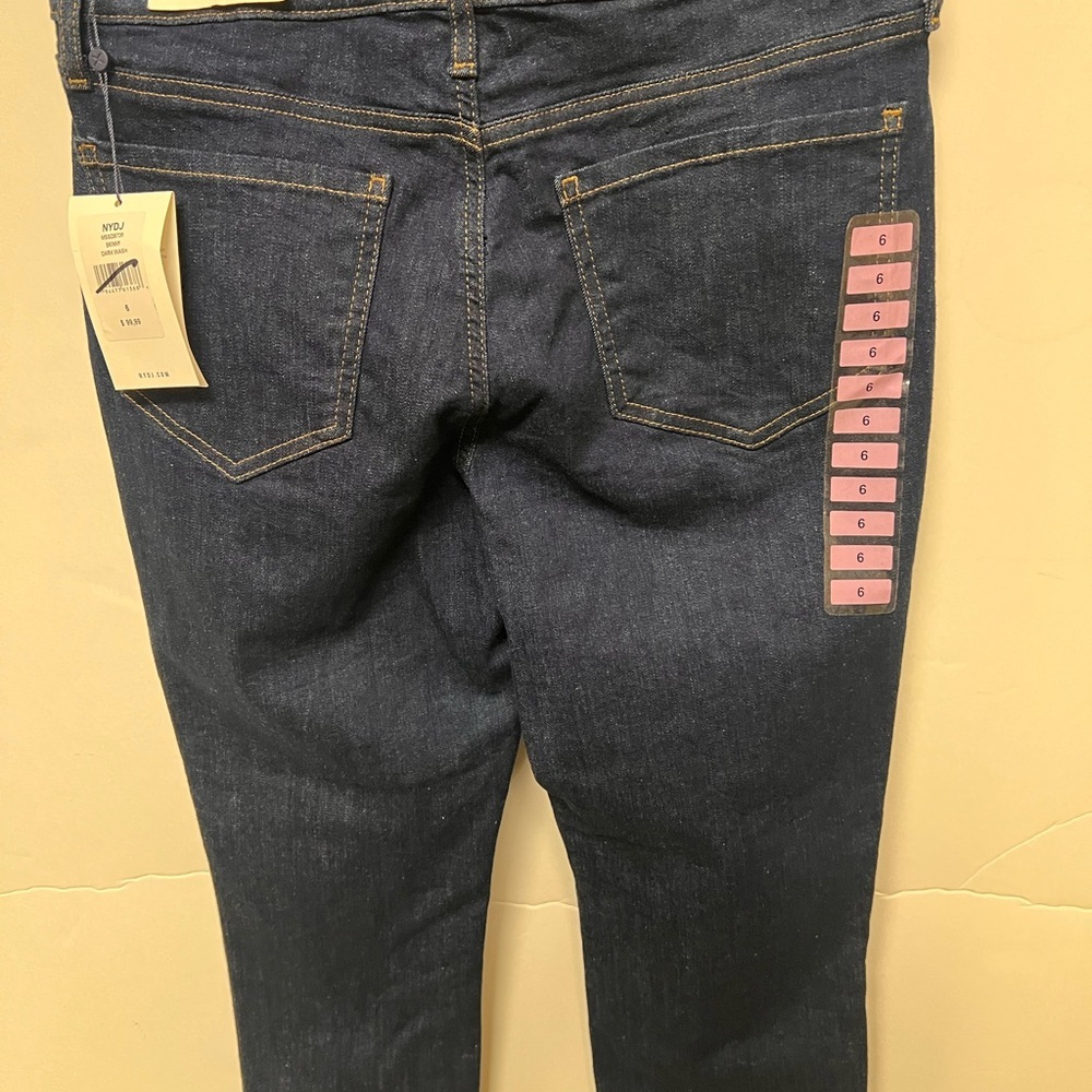 NYDJ SKINNY DARK WASH JEANS. Size 6
29” INSEAM. 32” WAIST. NWT - Picture 7 of 9
